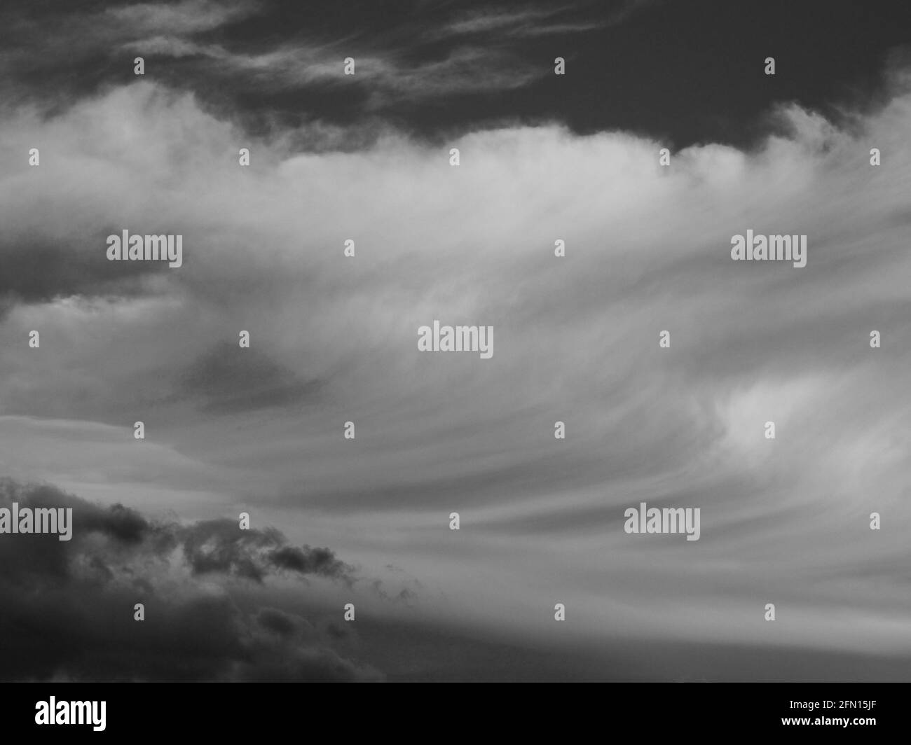 Schwarz-Weiß-Version von Amazing White Wirbel Wolken Stockfoto