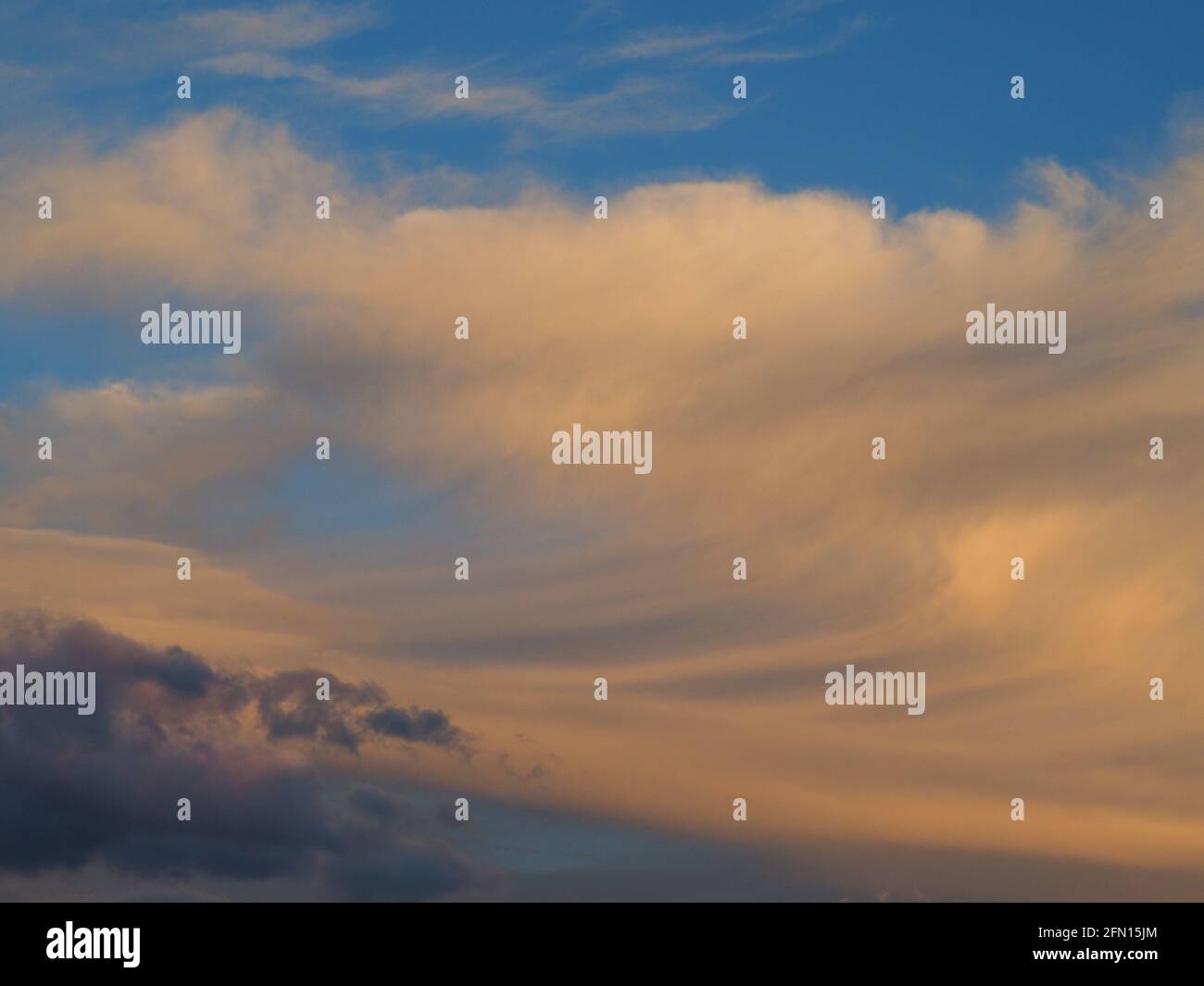 Erstaunliche weiße wirbelnde Wolken am blauen Himmel Stockfoto