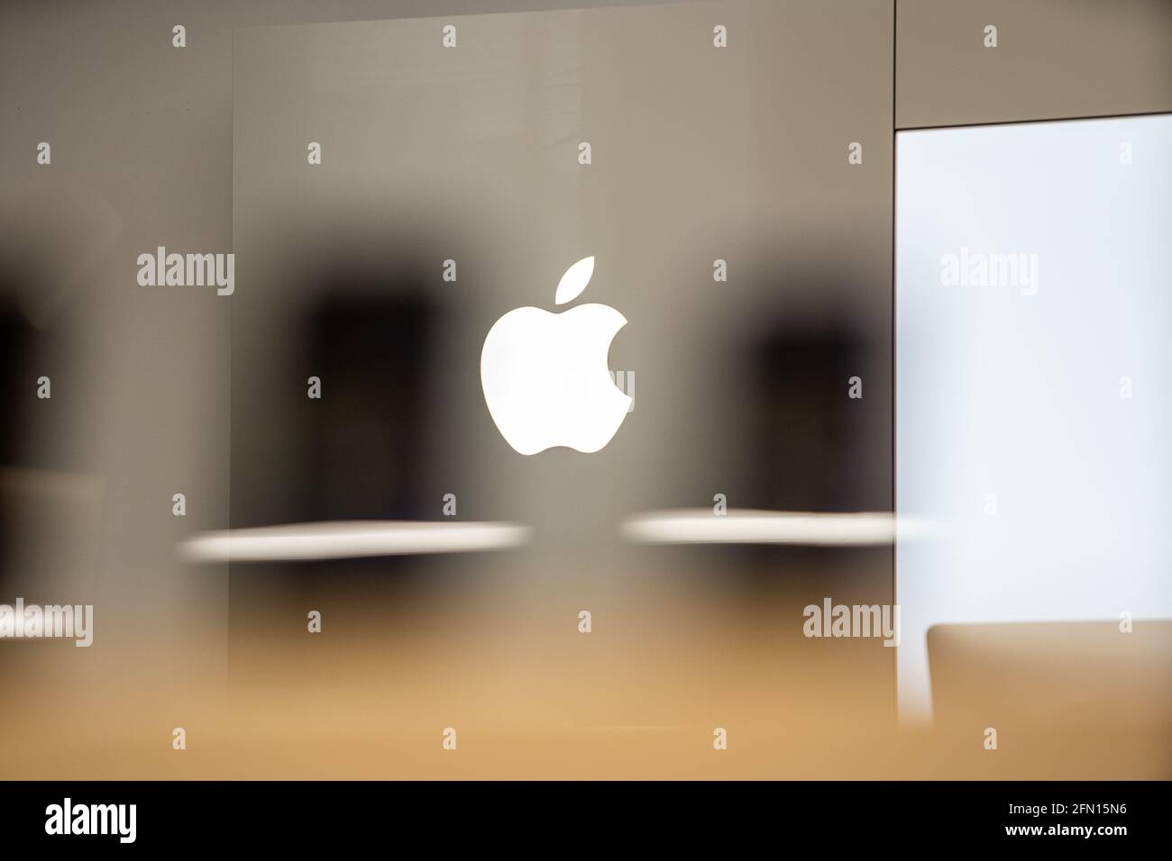 Von Apple autorisierter Shop. Der moderne Shop mit Apple-Produkten: IPhone, Macbook, iPad, Apple-Logo. Stockfoto