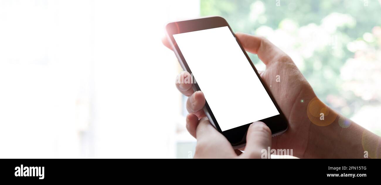 Frau Hand Smartphone mit Unschärfe Bokeh. Handy mit leerem Bildschirm für Montage auf Grafikdisplay Stockfoto
