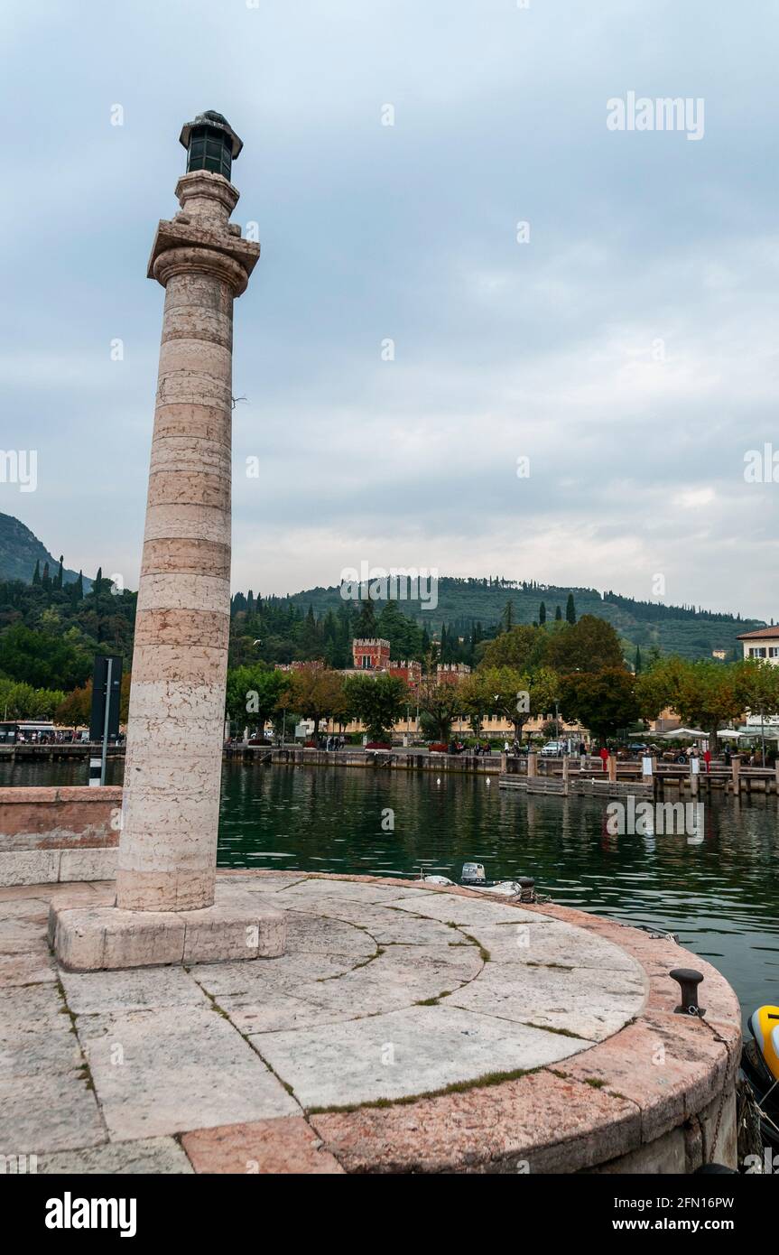 Eine hohe Säule steht am Eingang des Kleinen Habour in der kleinen Stadt Garda im Osten Ufer des Gardasees in der Region Venetien im Norden Stockfoto