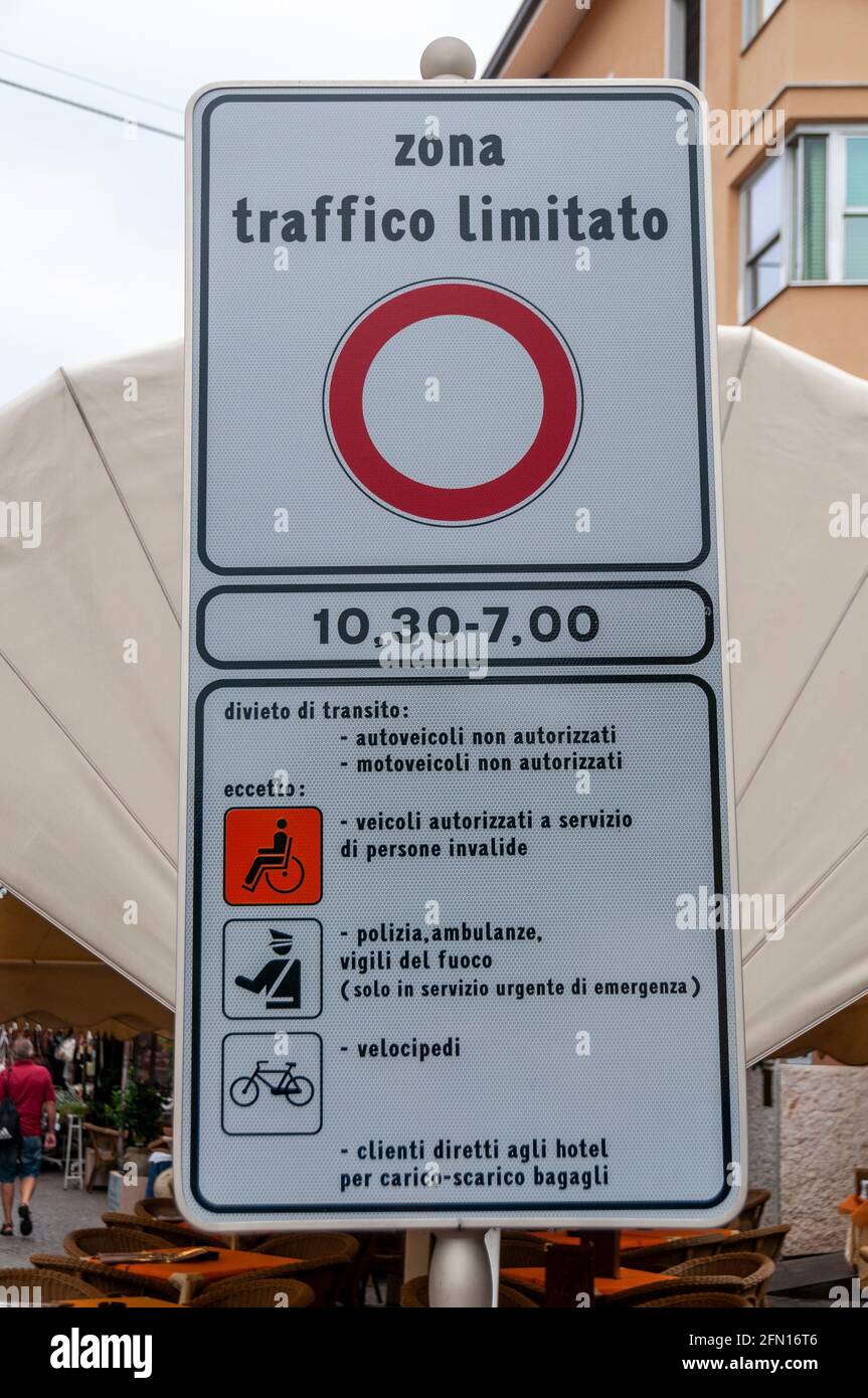 Eine verkehrsfreie Zone in der kleinen Stadt Garda Am Ostufer des Gardasees in Venetien Region Norditalien Stockfoto