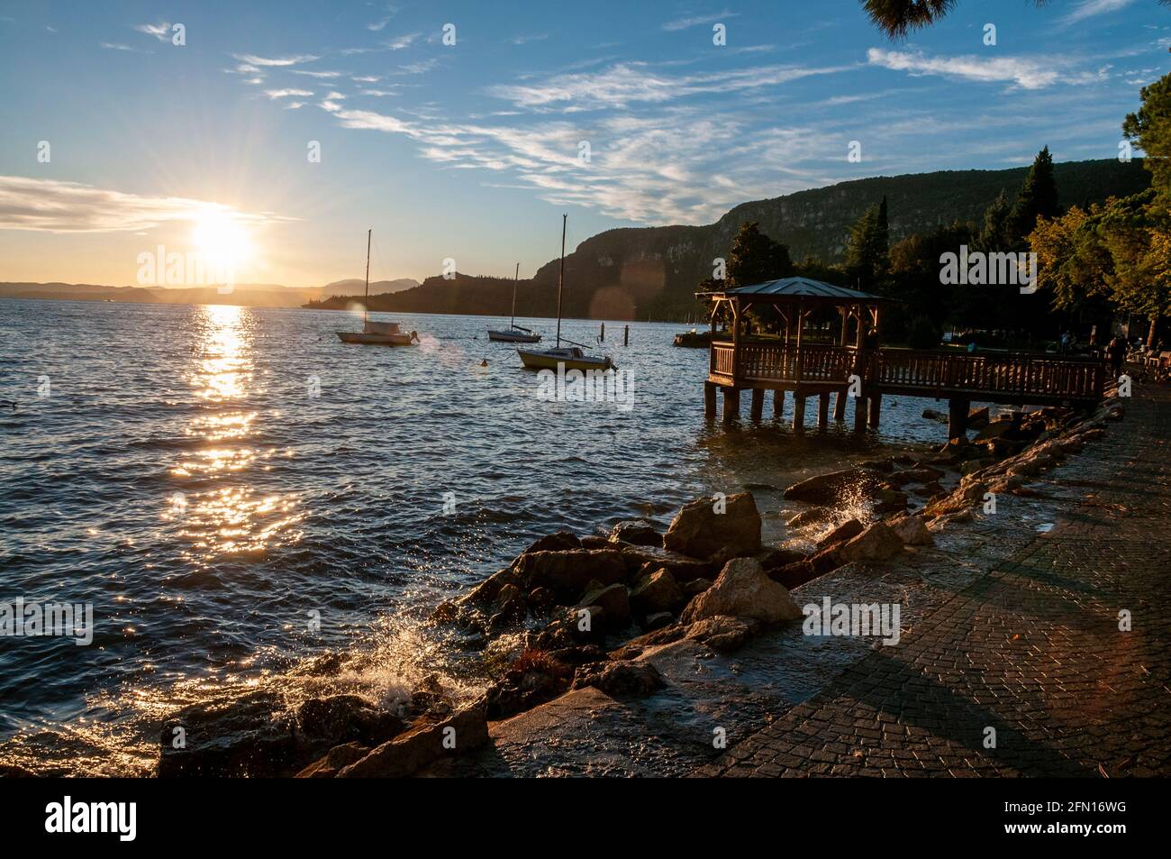 Sonnenuntergang über dem Gardasee in der Nähe der kleinen Stadt Von Garda am Ostufer des Gardasees in Die Region Venetien im Norden Italiens Stockfoto