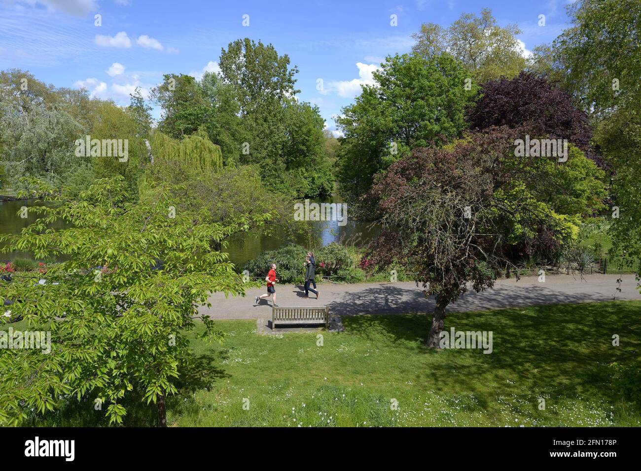 London, England, Großbritannien. St James's Park - Fußweg am westlichen Ende von der Spur Road aus gesehen Stockfoto