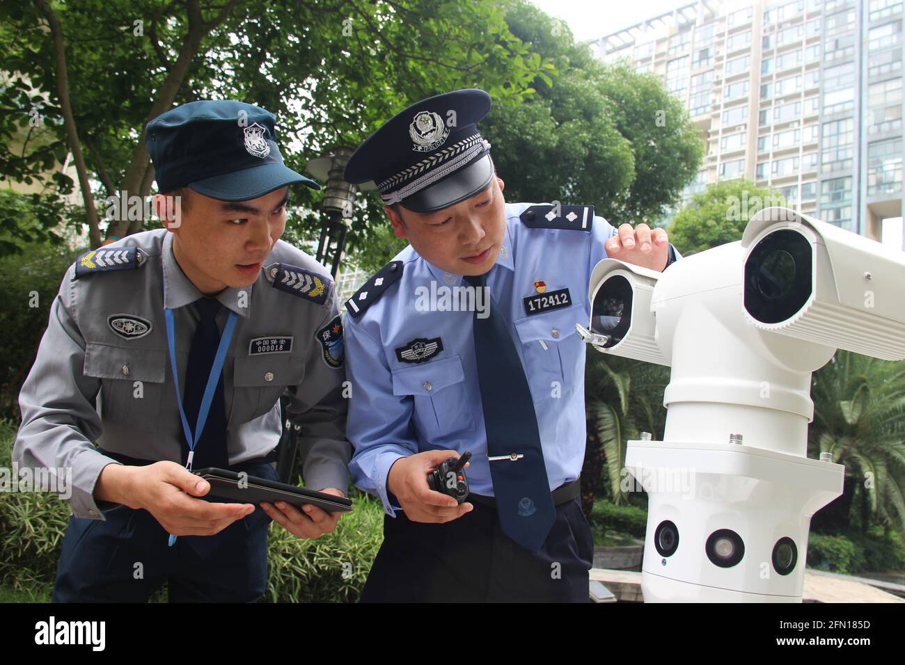 Taizhou, China. Mai 2021. Ein 5G-Patrouillenroboter arbeitet am 12. Mai 2021 in einem Wohngebiet in Taizhou, Zhejiang, China.(Foto: TPG/cnsphotos) Quelle: TopPhoto/Alamy Live News Stockfoto