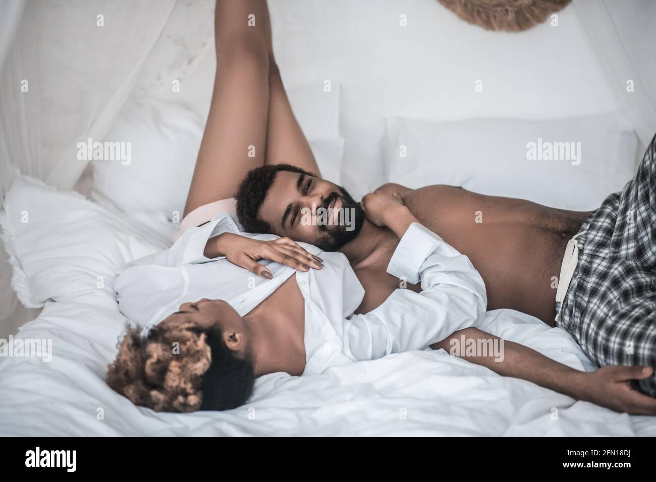 Mann und Frau entspannten sich auf dem Bett Stockfoto