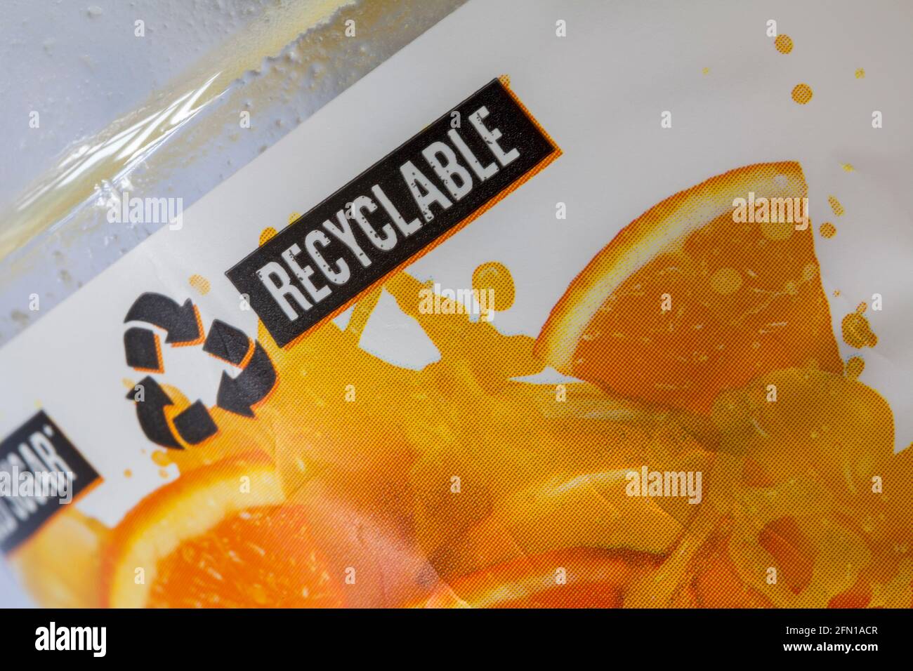 Recycelbares Logo-Symbol auf der Flasche Orangensaft Burst Drink-Set auf weißem Hintergrund - Entsorgung Recycling Recycling-Logo-Symbol Stockfoto