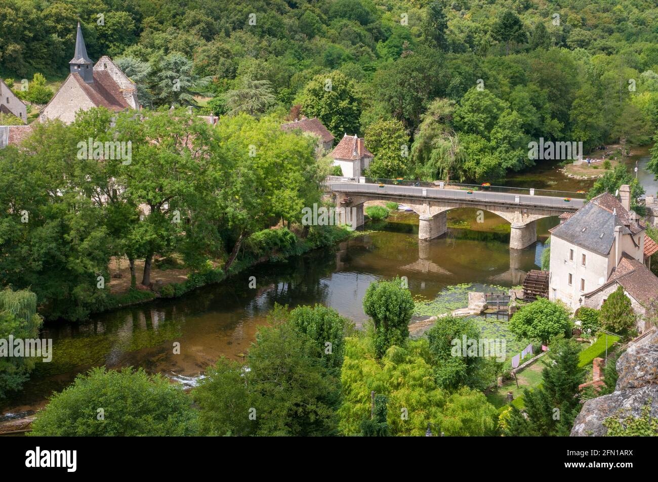 Anglin River, Angles-sur-l'Anglin, Vienne (86), Nouvelle-Aquitanien, Frankreich. Es wurde als eines der schönsten französischen Dörfer aufgeführt. Stockfoto