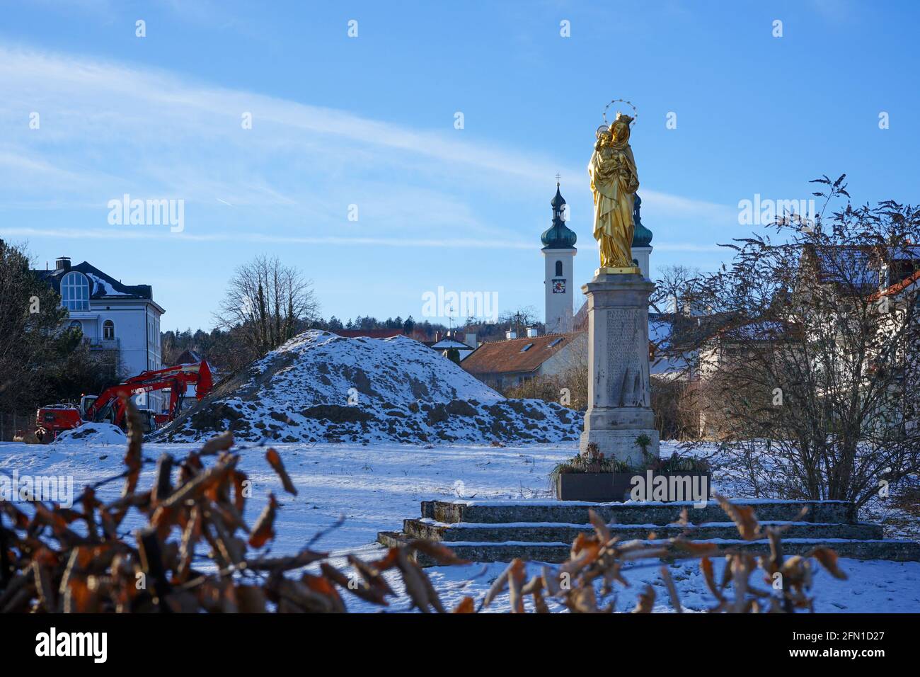 Patrona Bavariae in Tutzing im Winter. Die vergoldete gusseiserne Figur mit Säule stammt aus der Mayer'schen Hofkunstanstalt in München. Stockfoto