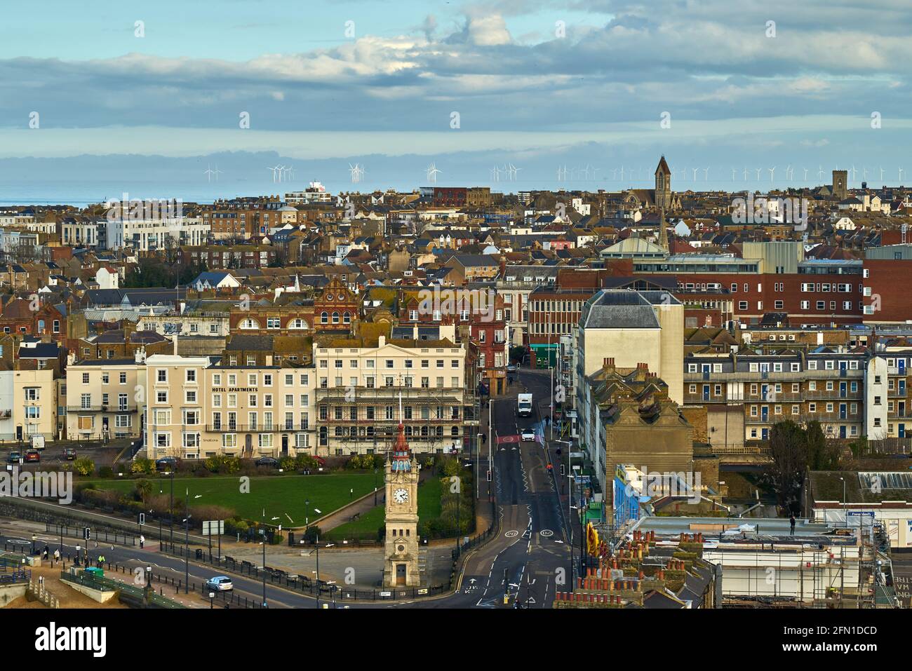 Margate, Großbritannien - 5. Februar 2021: Der Blick vom Arlington House in Margate in Richtung Altstadt, mit Marine Gardens und dem Uhrenturm. Stockfoto