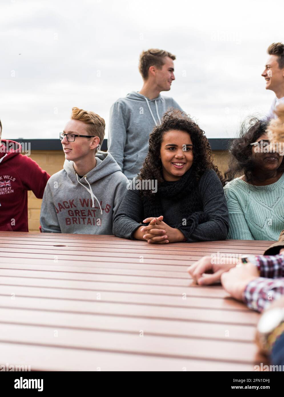 Sechste Form Studenten, Jugendliche in der Bildung, Gruppe von jungen Studenten in der 6. Form, Pause in der 6. Form, Studenten chatten während der Pause Stockfoto