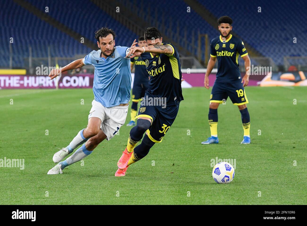 Rom, Italien, 2. Mai 2021 Lautaro Valenti von SS Parma und Marco Parolo von SS Lazio bei der Lazio vs Parma Serie A League Credit:Roberto Ramaccia/Alamy L Stockfoto