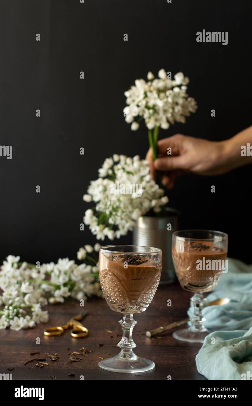 Mousse aus Schokolade und dunklem schwarzem Tee Stockfoto