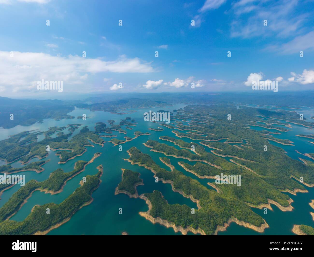 Panoramablick auf den Ta Dung See am frühen Morgen, der als Ha Long Bay auf dem Land des zentralen Hochlandes von Vietnam bekannt ist. Das Reservoir für die Leistungsgenerat Stockfoto