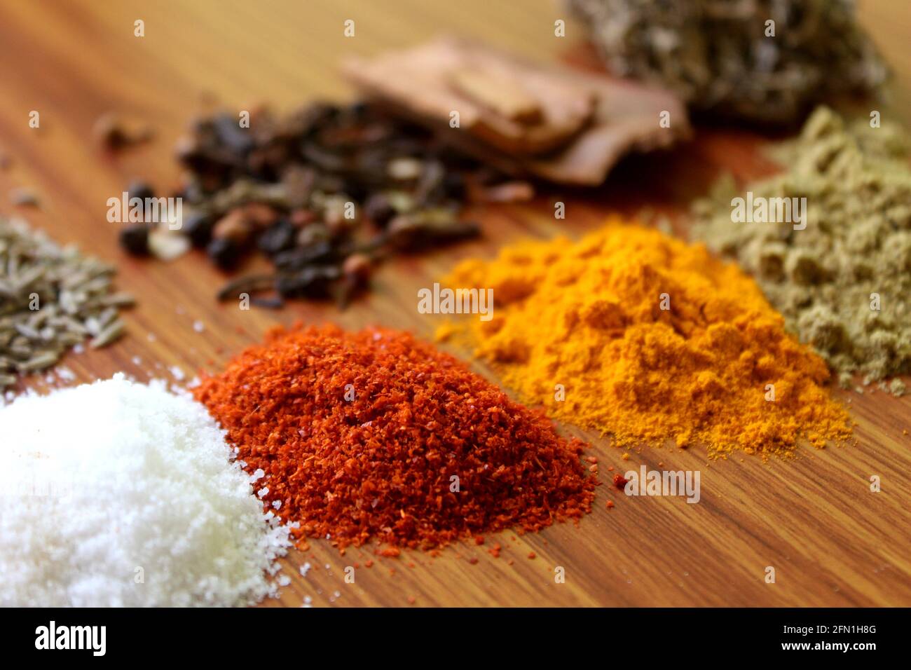Gewürze und Kräuter auf Holz, verschiedene Arten von indischen Gewürzen Hintergrund nützlich für ein gesundes Leben und stärken Immunität natürlich, selektive Fokus mit Unschärfe. Stockfoto