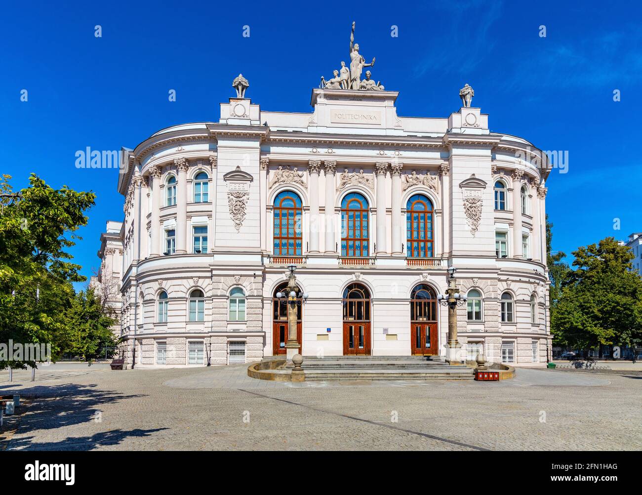 Warschau, Polen - 26. Juli 2020: Historisches Hauptgebäude der Polizyk Warschau - Politechnika Warszawska - Technische Universität im Zentrum von Srodmiescie Stockfoto