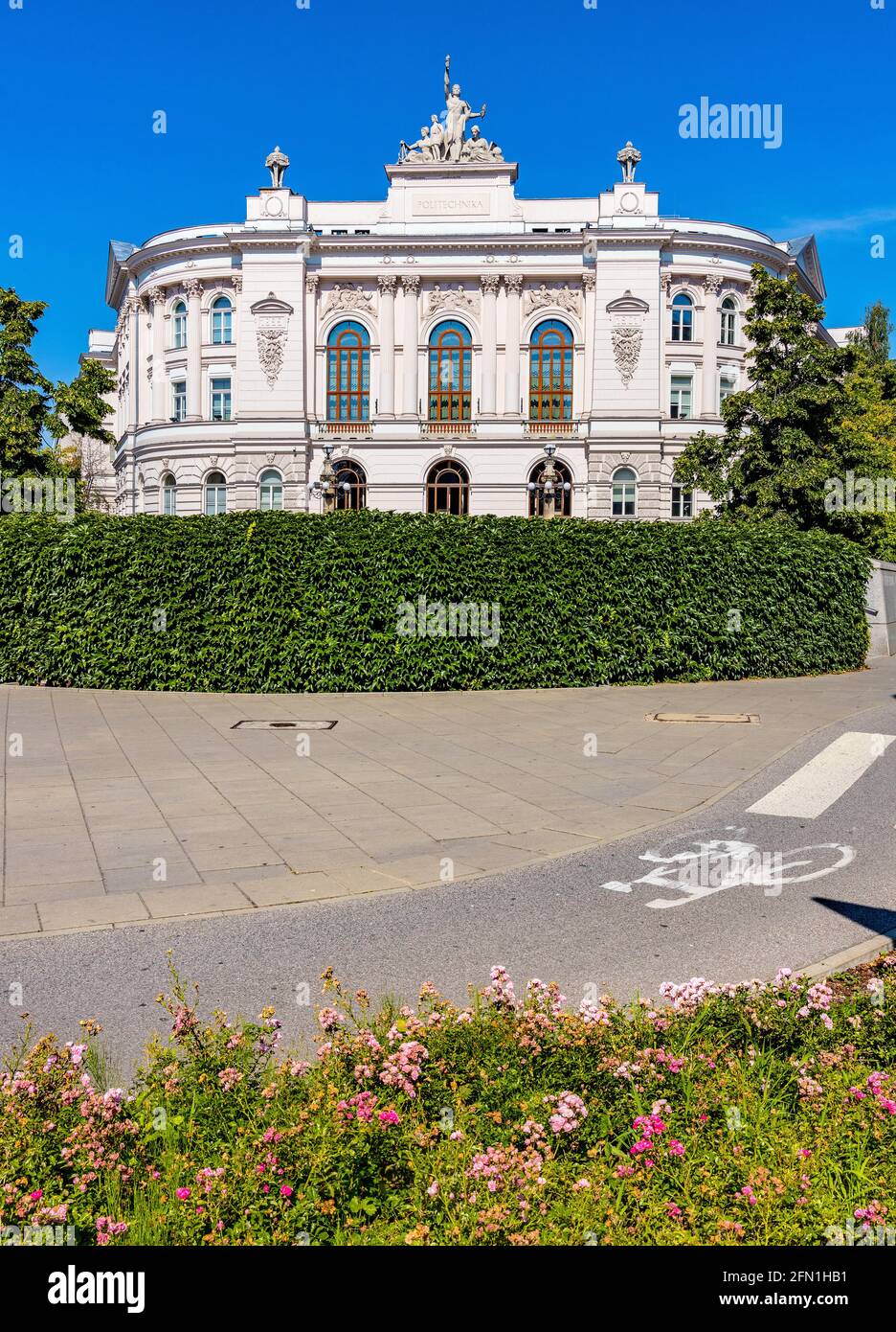 Warschau, Polen - 26. Juli 2020: Historisches Hauptgebäude der Polizyk Warschau - Politechnika Warszawska - Technische Universität im Zentrum von Srodmiescie Stockfoto