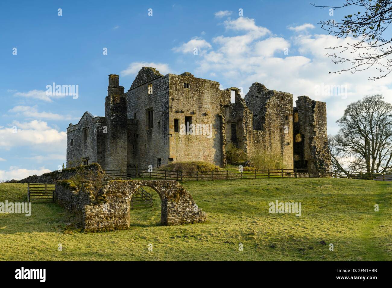 Barden Tower (Sonnenlicht auf der wunderschönen historischen antiken Ruine, Steinbogen und blauer Himmel) - landschaftlich reizvoller ländlicher Bolton Abbey Estate, Yorkshire Dales, England, Großbritannien. Stockfoto