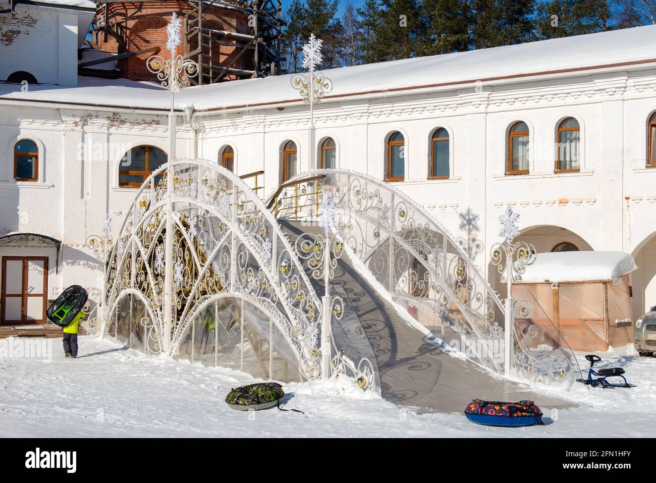 Kinderrutsche für Schläuche im Kloster Nikolo-Solbinsky. Pereslavl Bezirk der Region Jaroslavl an einem sonnigen Wintertag. Stockfoto