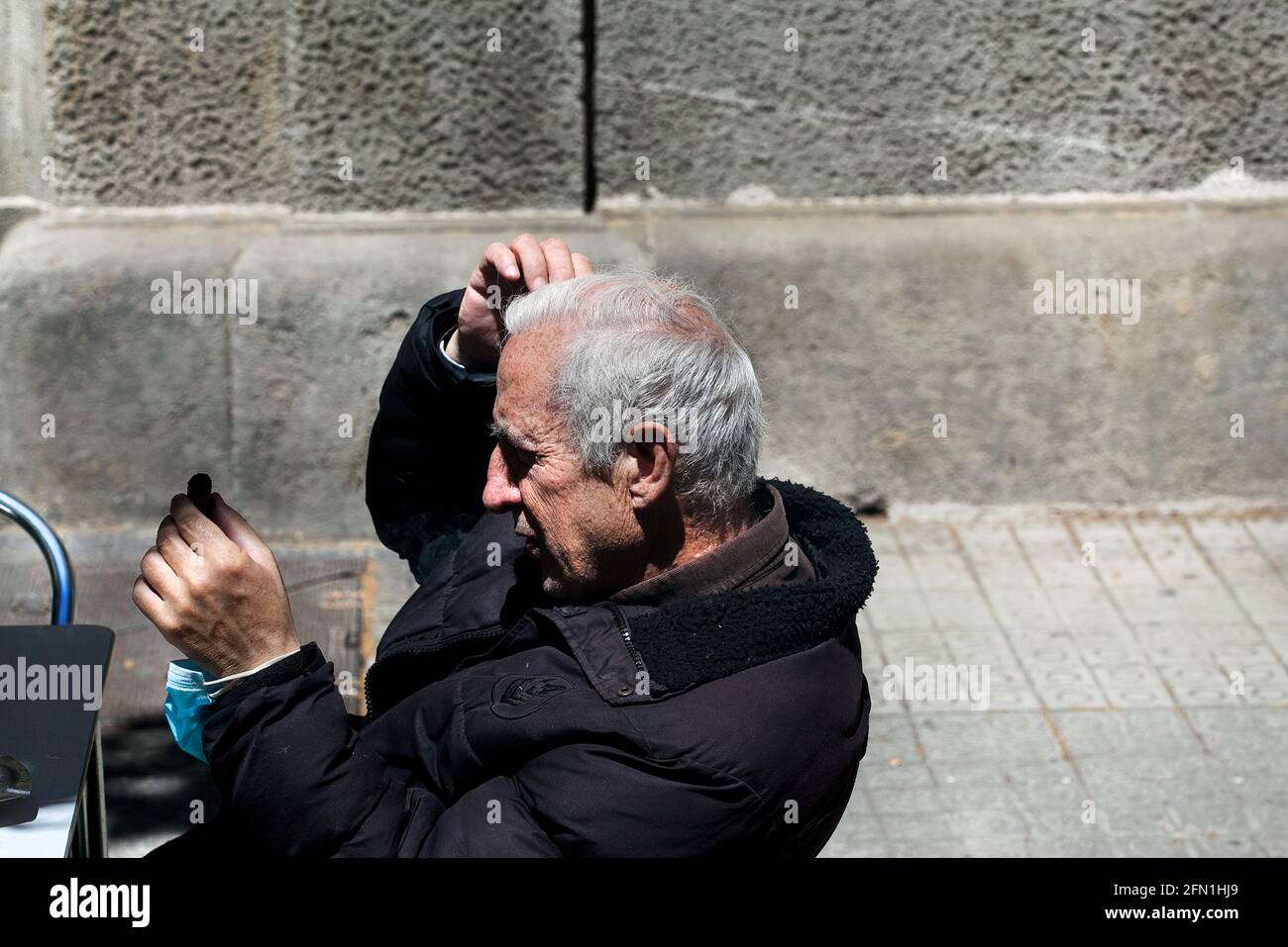 Mann, der sich den Kopf kratzt, Barcelona. Stockfoto