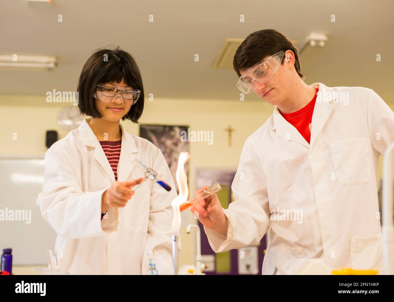 Sechste Klasse Studenten, Jugendliche in der Bildung, zwei junge Studenten in der 6. Klasse Physik, zwei Studenten und ein bunsenbrenner Stockfoto