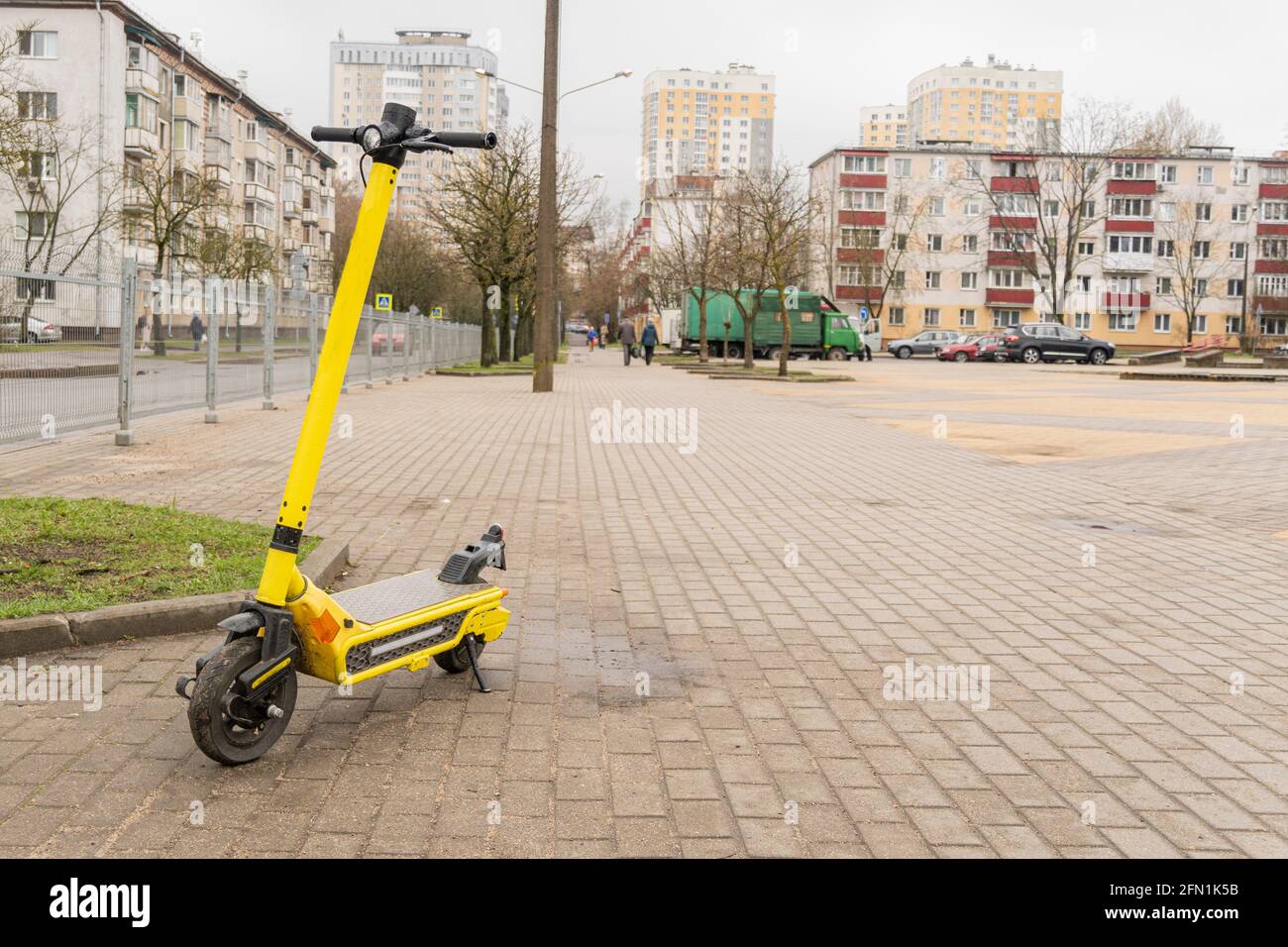 Stehen auf der Straße gelben Roller zu vermieten. Stockfoto