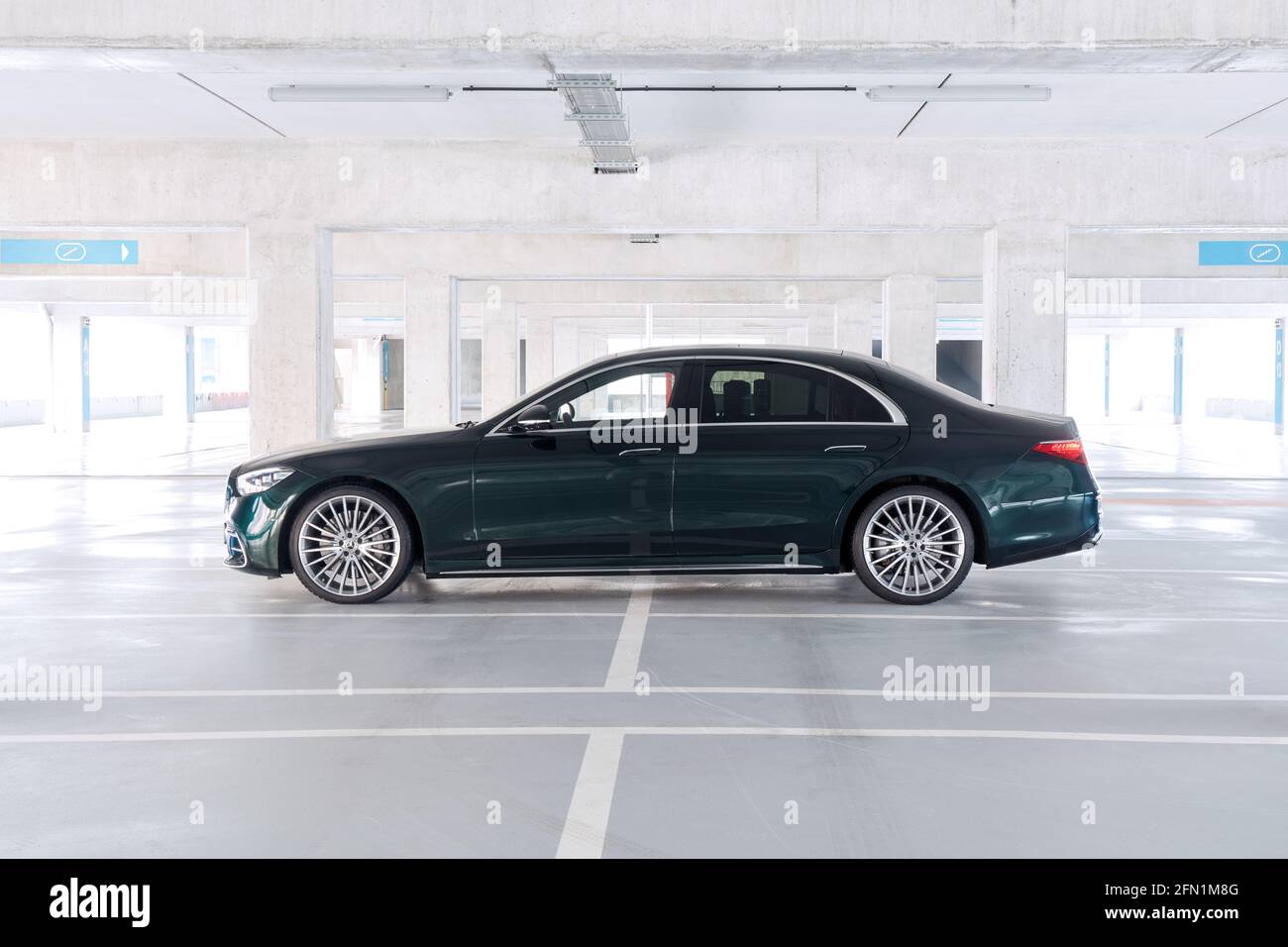Luxuriöse Mercedes S-Klasse, stehend in einer leeren Tiefgarage. Seitenansicht der Silhouette. Katowice, Polen - 02.02.2021 Stockfoto