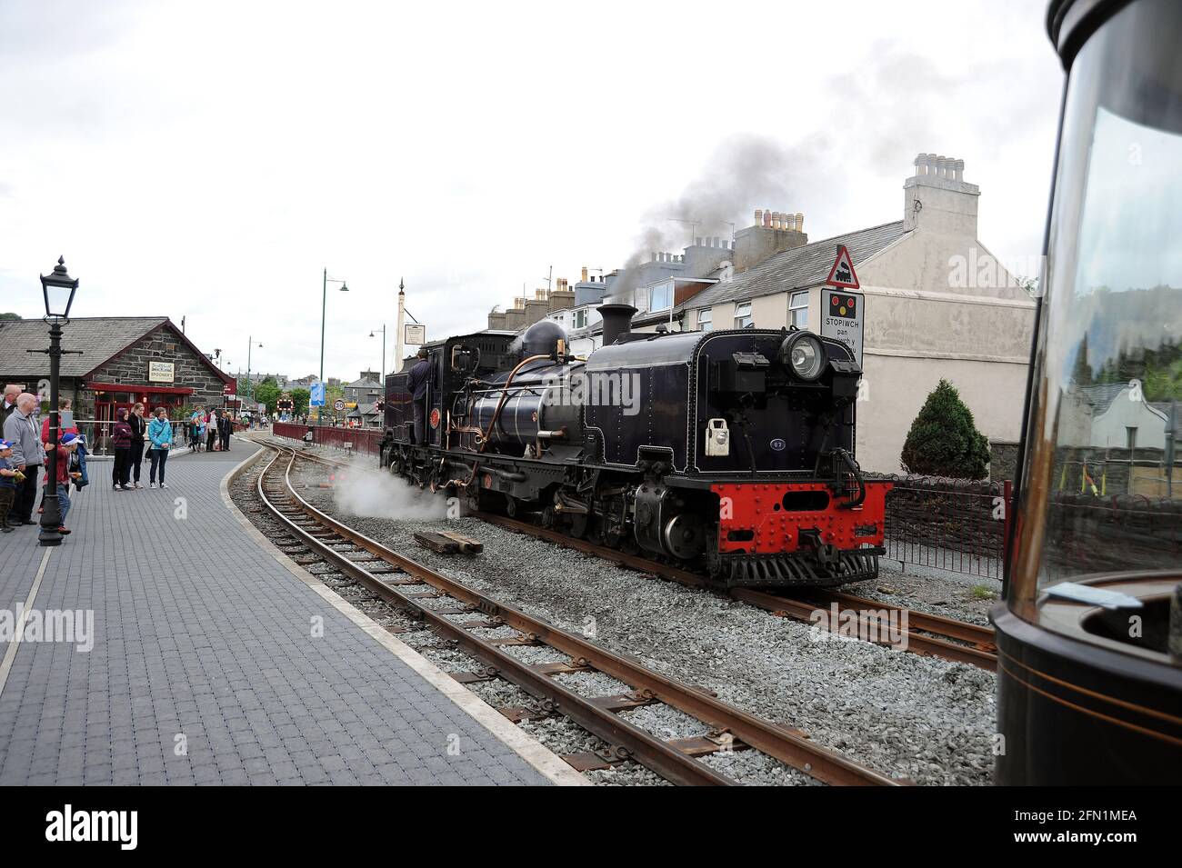 Nr. '87', die am Porthmadog Harbour um seinen Zug herumläuft. Stockfoto