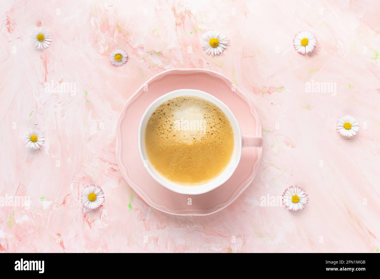 Tasse schwarzen Kaffee und frische Sommer Gänseblümchen Blumen Stockfoto