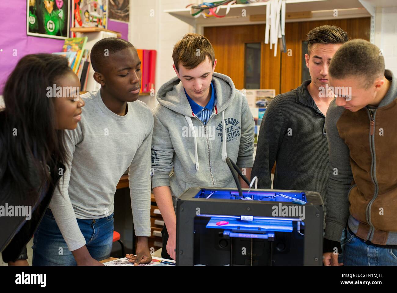 Sechste Form Studenten, Jugendliche in der Bildung, Gruppe von Jugendlichen, die 3D-Drucker betrachten, 5 junge Erwachsene in der sechsten Form Design Lektion Stockfoto