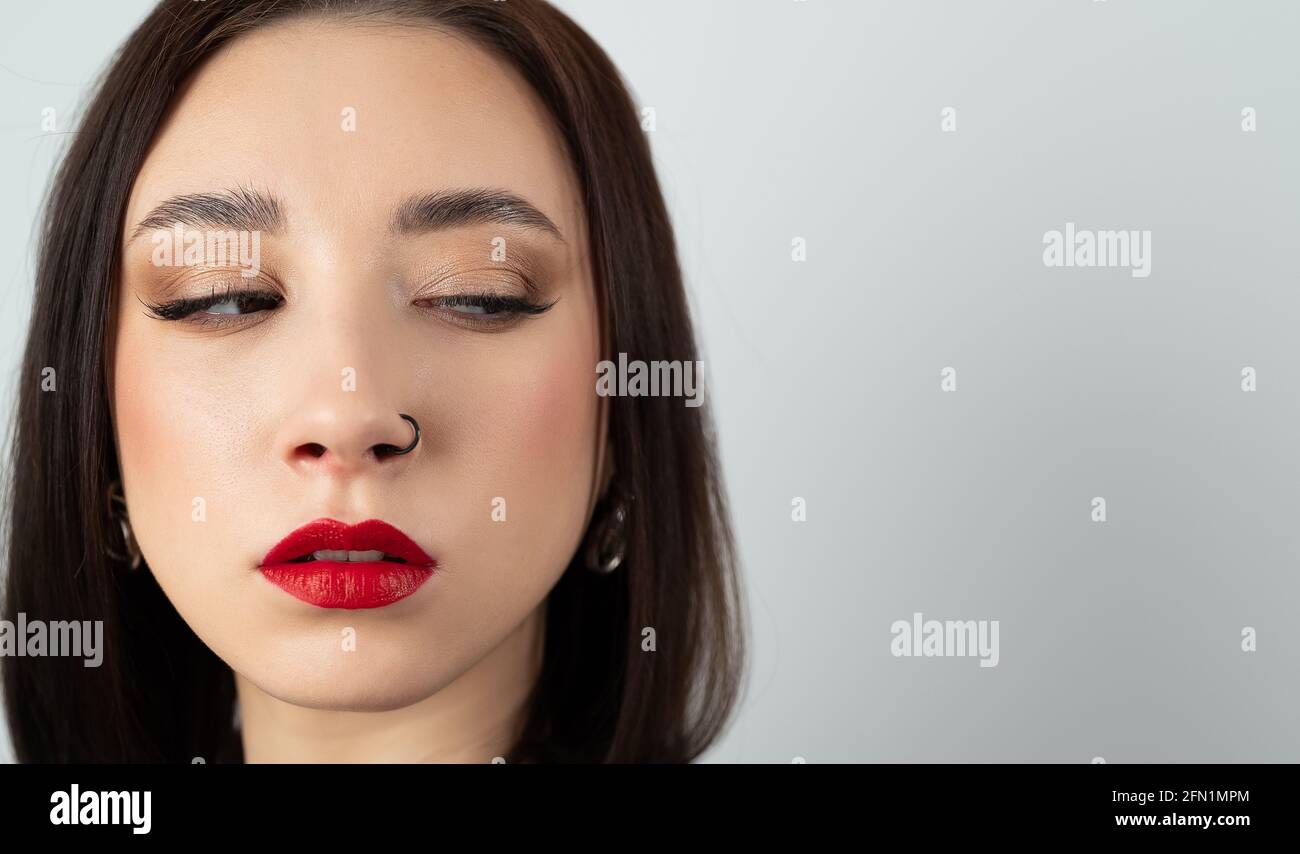 Porträt einer jungen Brünette, die seitwärts schaut. Stockfoto