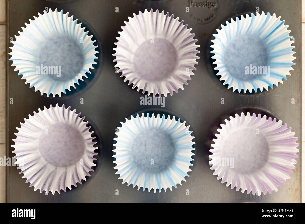Leere Mini-Muffin-Koffer Stockfoto