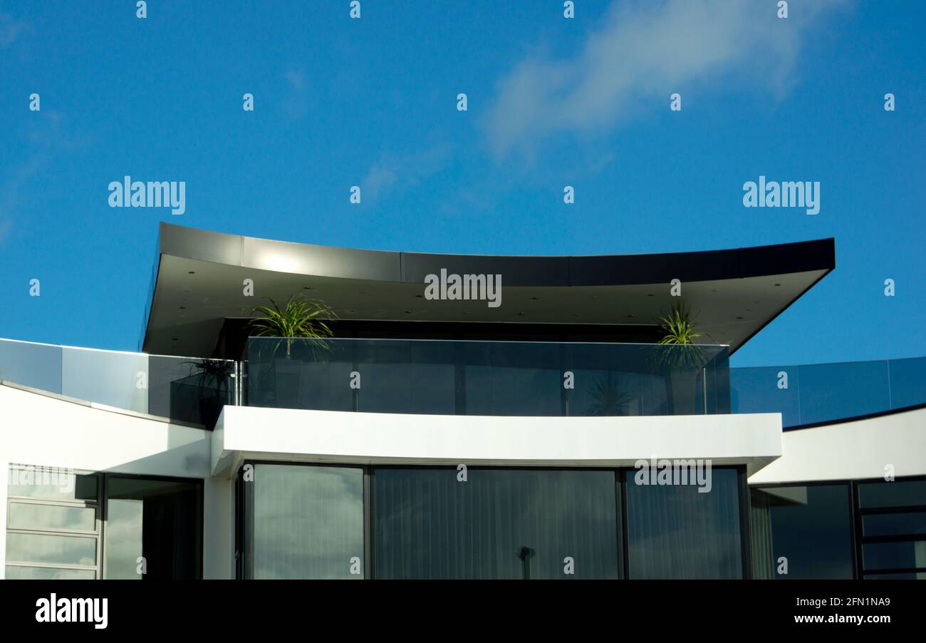 Modernes Archittektur-Haus, das vor tiefblauem Himmel gesehen wird Stockfoto