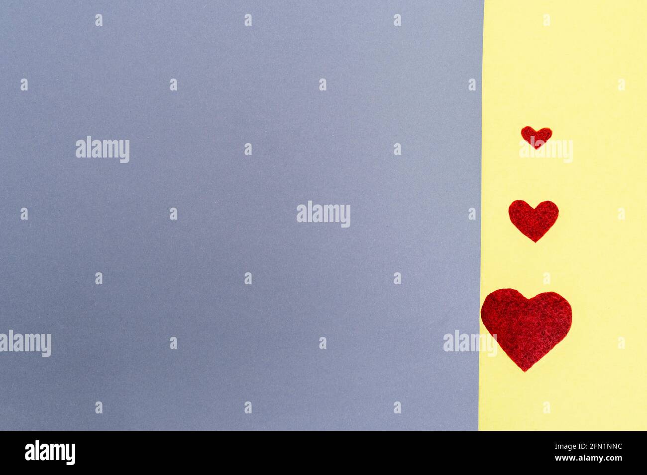Drei Herzen. Hintergrund grau gelb.Konzept Valentinstag Postkarte. Stockfoto