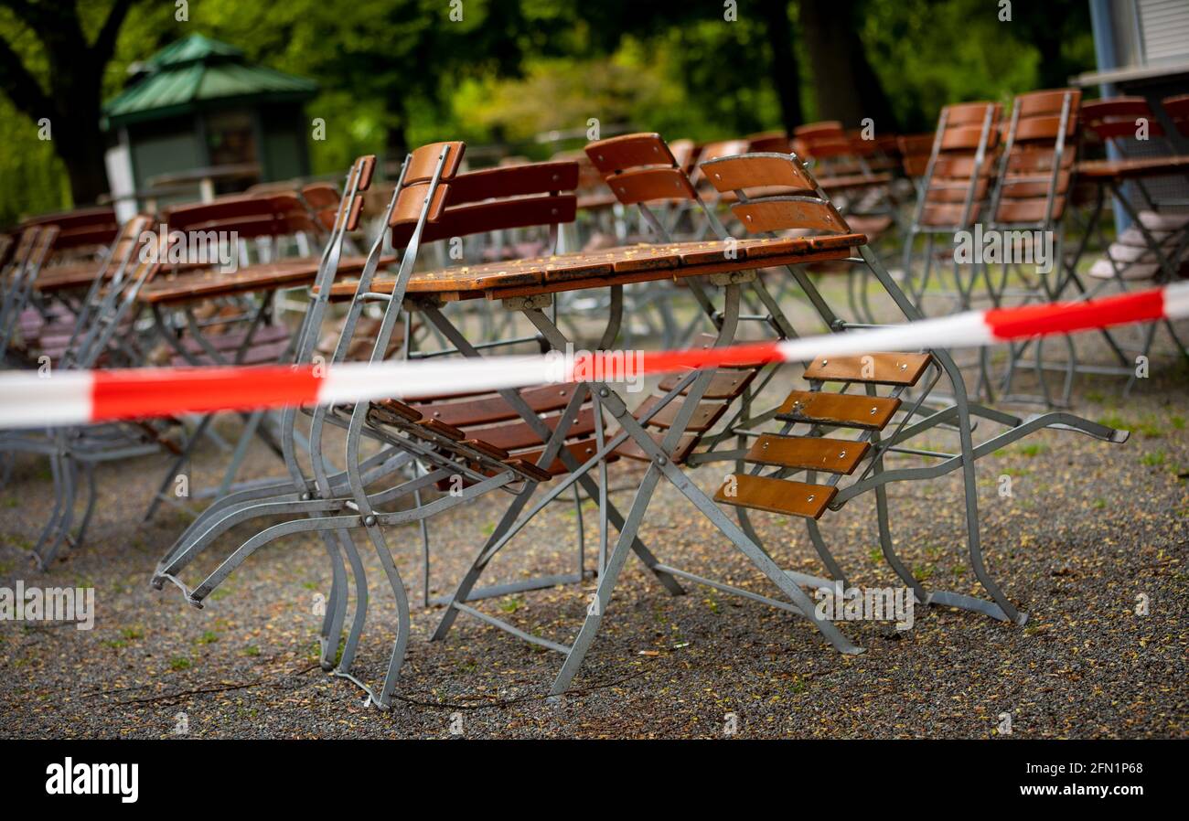 Hannover, Deutschland. Mai 2021. Ein Gastronomiebereich im Freien am Nordufer des Maschsee wurde abgesperrt. Quelle: Moritz Frankenberg/dpa/Alamy Live News Stockfoto