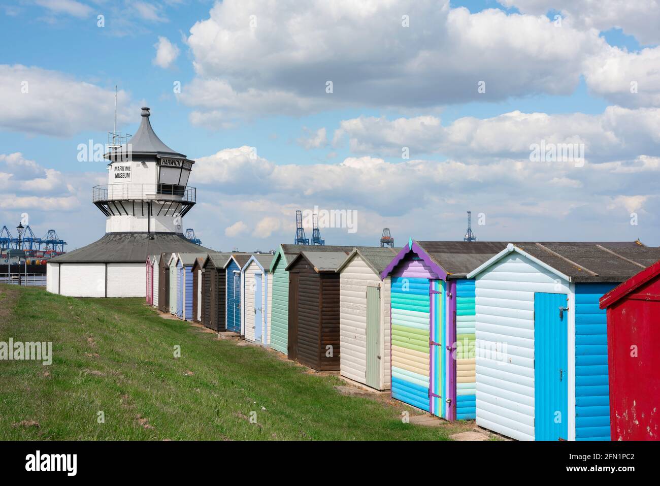 Harwich, Blick auf Strandhütten und das C18th Low Lighthouse Gebäude (jetzt ein maritimes Museum) mit Blick auf Harwich Green, Essex, England, Großbritannien Stockfoto