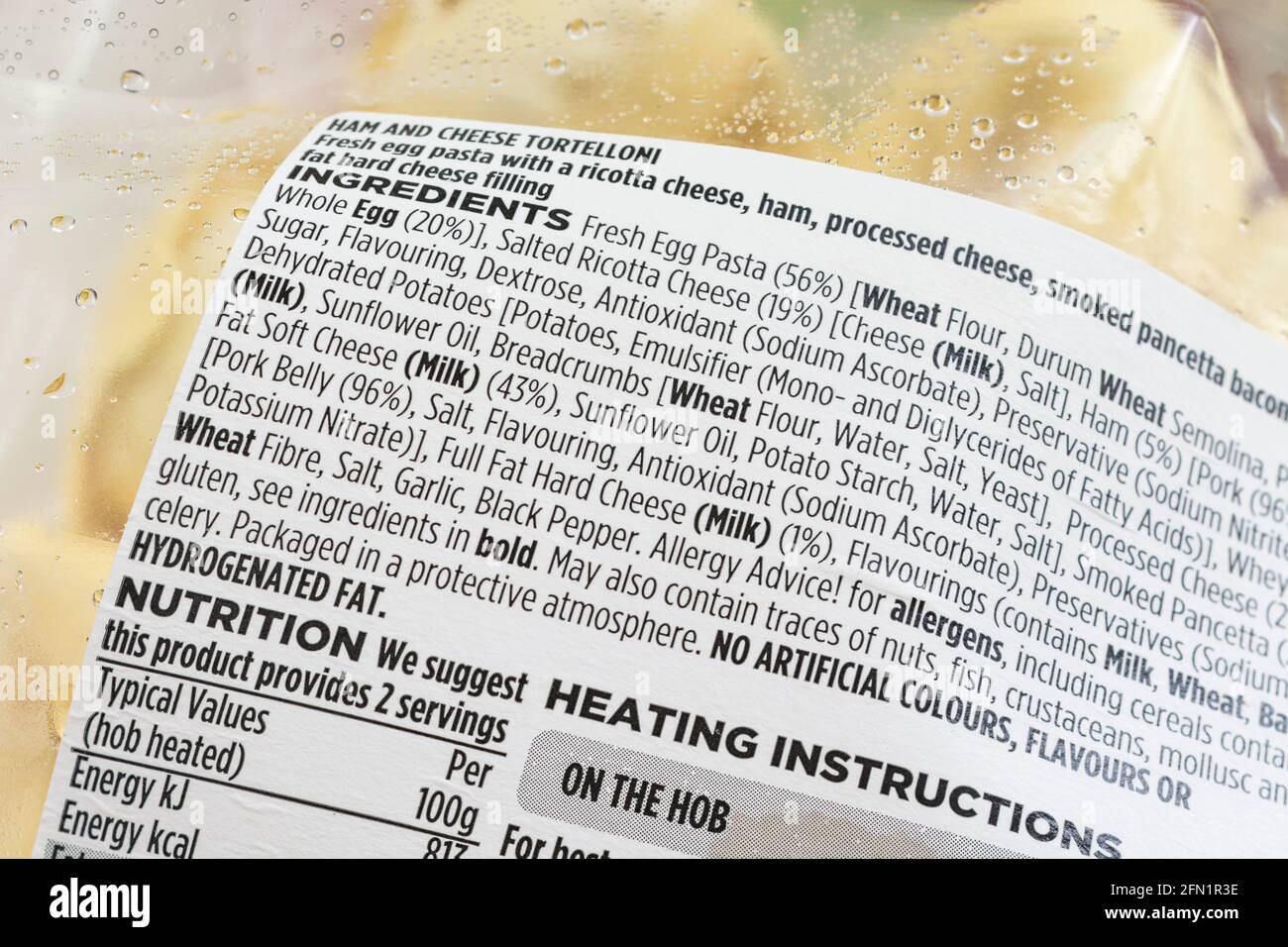 Nahaufnahme der Packung ASDA Schinken und Käse Tortelloni und Zutaten Liste der Inhalte. Für die Lebensmittelernährung Kennzeichnung, Allergiehinweis Warnung. Stockfoto