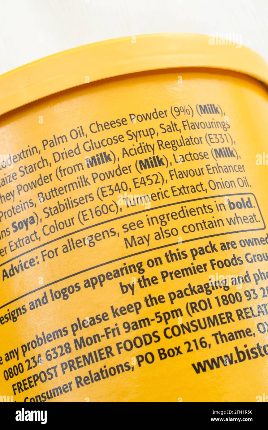 Nahaufnahme der Zutatenliste von Bisto Cheese Sauce Mix mit E-Nummern (Fokuszentrumzahlen) für Lebensmittelzusatzstoffe, E340, E452, E160c, gesunde Lebensmittel. Stockfoto