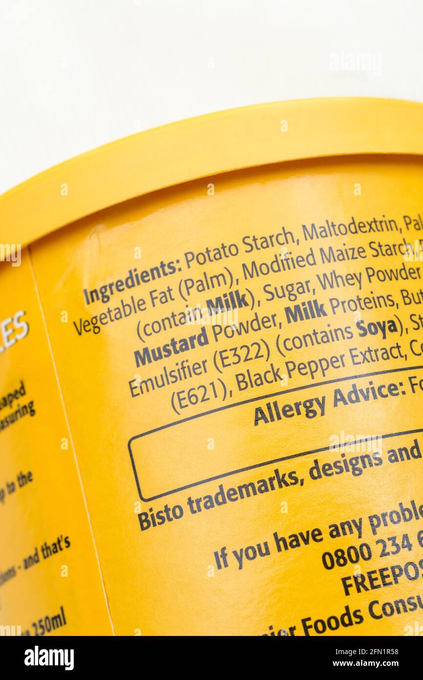 Nahaufnahme der Zutatenliste von Bisto Cheese Sauce Mix mit den E-Nummern E322, E621 (Zahlen im Fokuszentrum). Für Lebensmittelzusatzstoffe, was in Ihren Lebensmitteln enthalten ist, Stockfoto