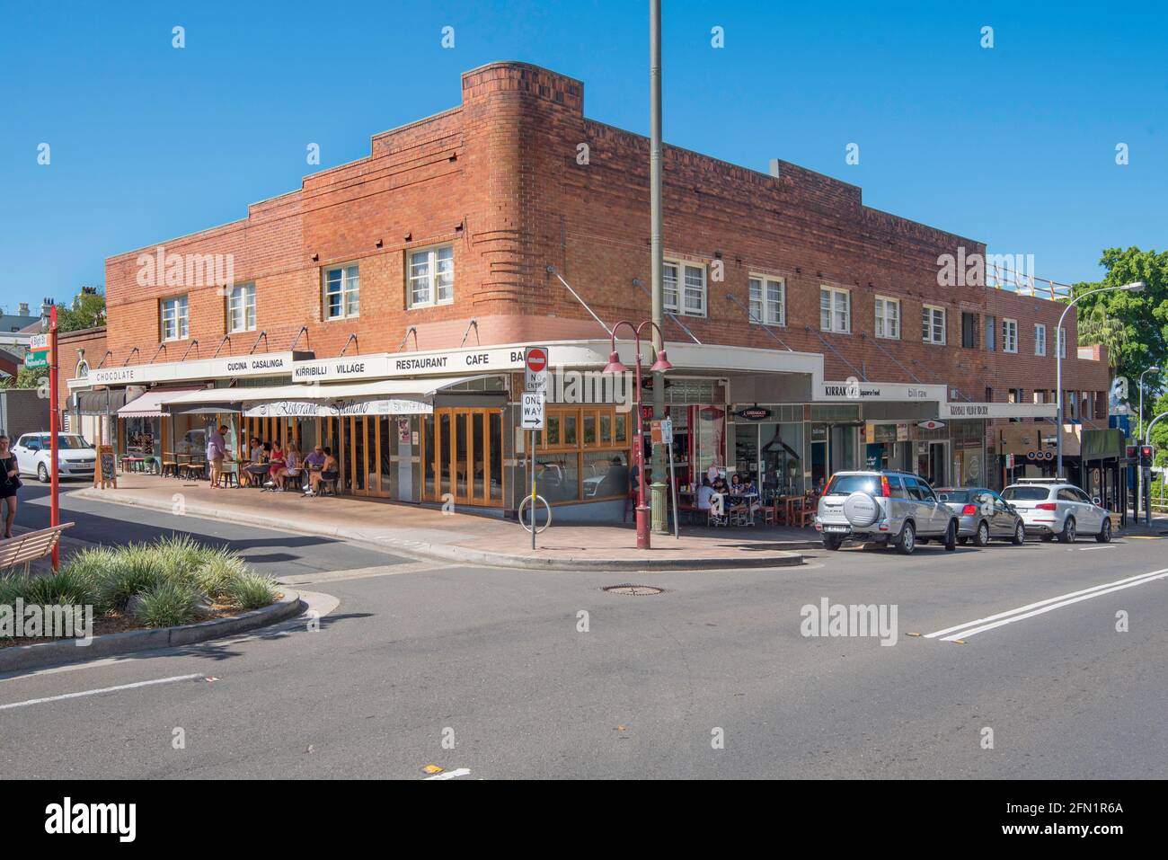 Ein zweifaches Handels- und Wohngebäude aus der Zwischenkriegszeit mit abgerundeter Ziegelsteinkonische und freitragende Markise in Kirribilli, NSW, Australien Stockfoto