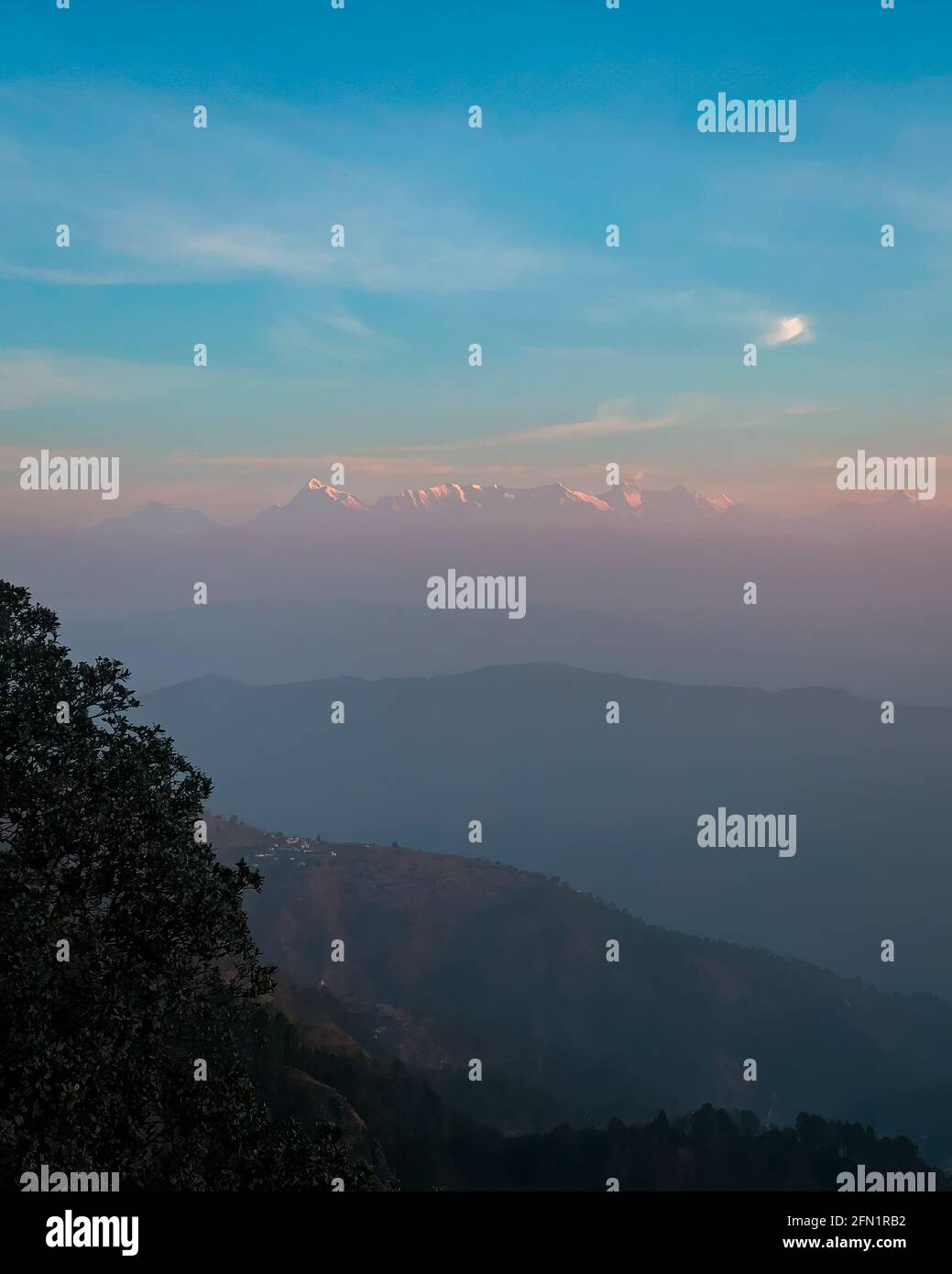 Eine atemberaubende Aussicht auf das erste Licht, das auf die Gipfel der Himalaya-Bergkette trifft. Blick von einem Aussichtspunkt auf Pangot in Uttarakhand, Indien. Stockfoto