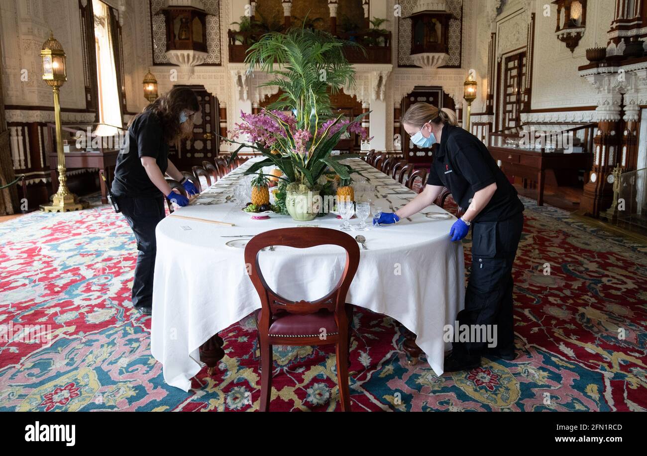 Die Konservatoren des englischen Kulturerbes setzen den Esstisch im Durbar-Raum in Osborne auf der Isle of Wight zurück, während sie sich darauf vorbereiten, am Montag, dem 17. Mai, nach der weiteren Lockerung der Sperrbeschränkungen wieder für die Öffentlichkeit zu öffnen. Bilddatum: Donnerstag, 13. Mai 2021. Stockfoto