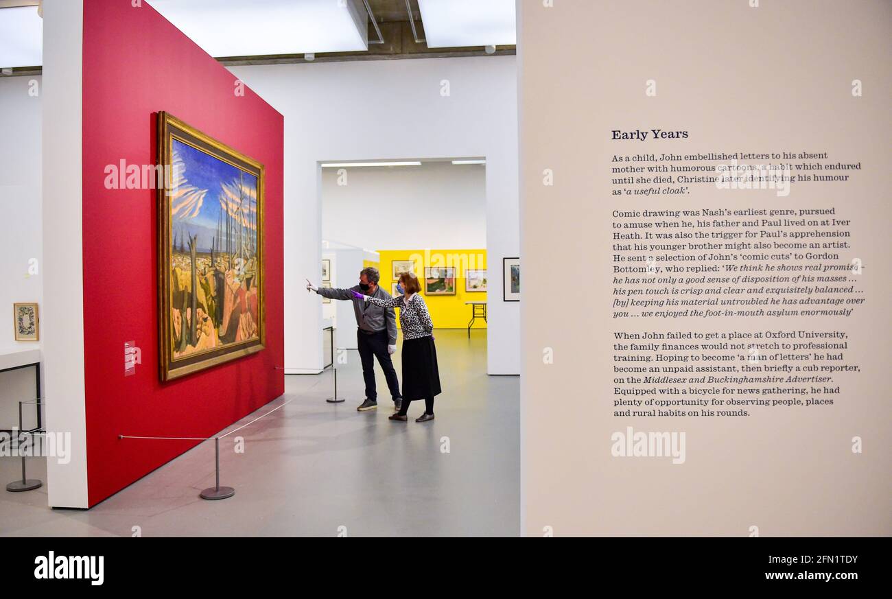 Brighton Uk 13 Mai 21 Co Kuratoren Sara Cooper Und Andy Friend Mit Dem Beruhmten Oppy Wood Gemalde Leihgabe Des Imperial War Museum Von John Nash Im The Towner Eastbourne Wahrend Sie