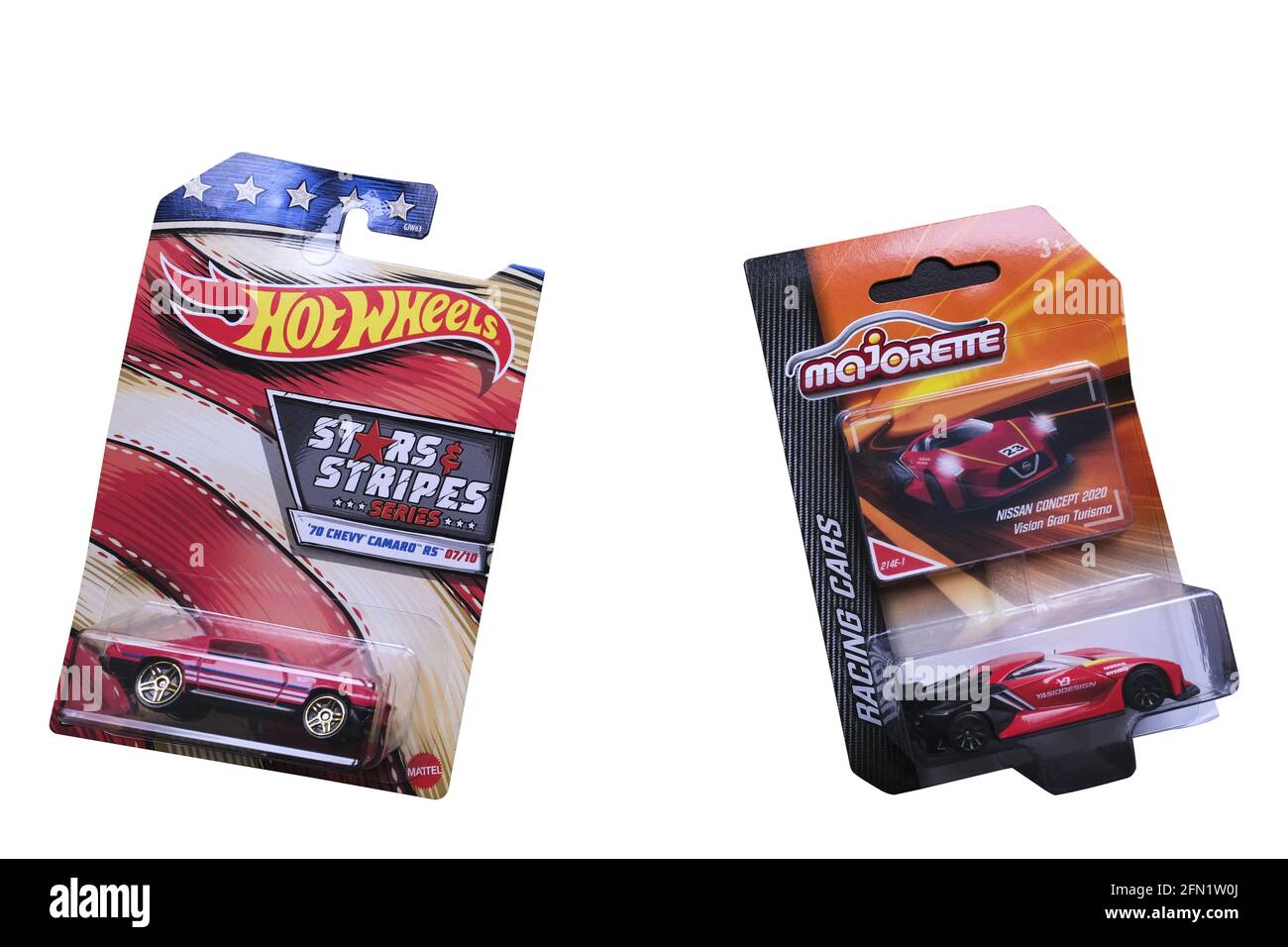 ISTANBUL, TÜRKEI - 20. Dez 2020: Istanbul, Türkei - 20. Dezember 2020: Ein Hot Wheels Chevy Camaro Spielzeugauto aus Diecast und ein Majorette Nissan Konzeptspielzeug ca. Stockfoto