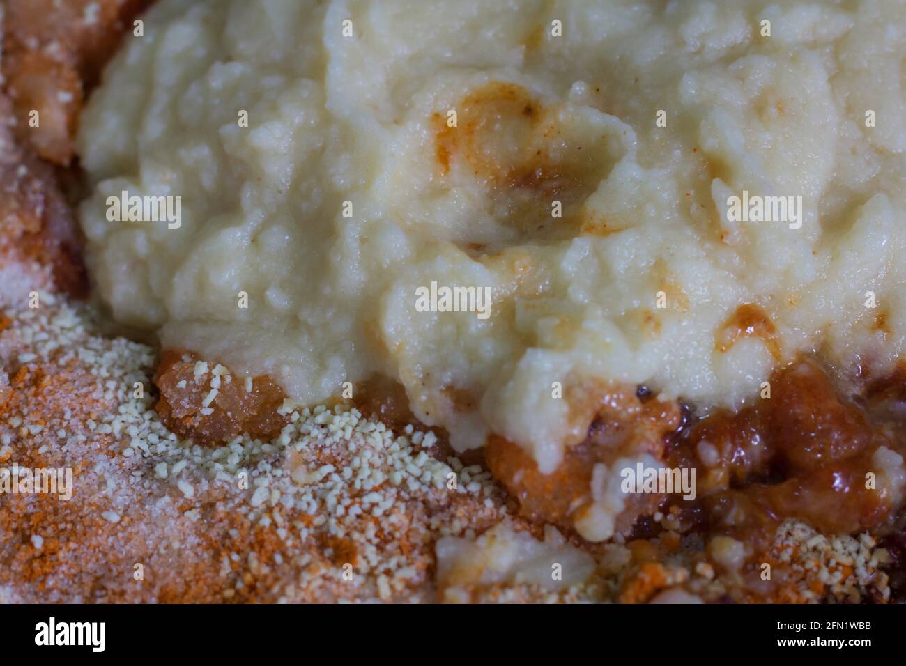 Eine Mischung aus Zutaten und Gewürzen, um Fleischgerichte zu marinieren. Stockfoto