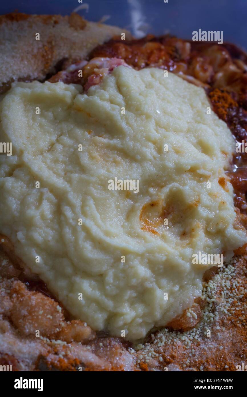 Eine Mischung aus Zutaten und Gewürzen, um Fleischgerichte zu marinieren. Stockfoto