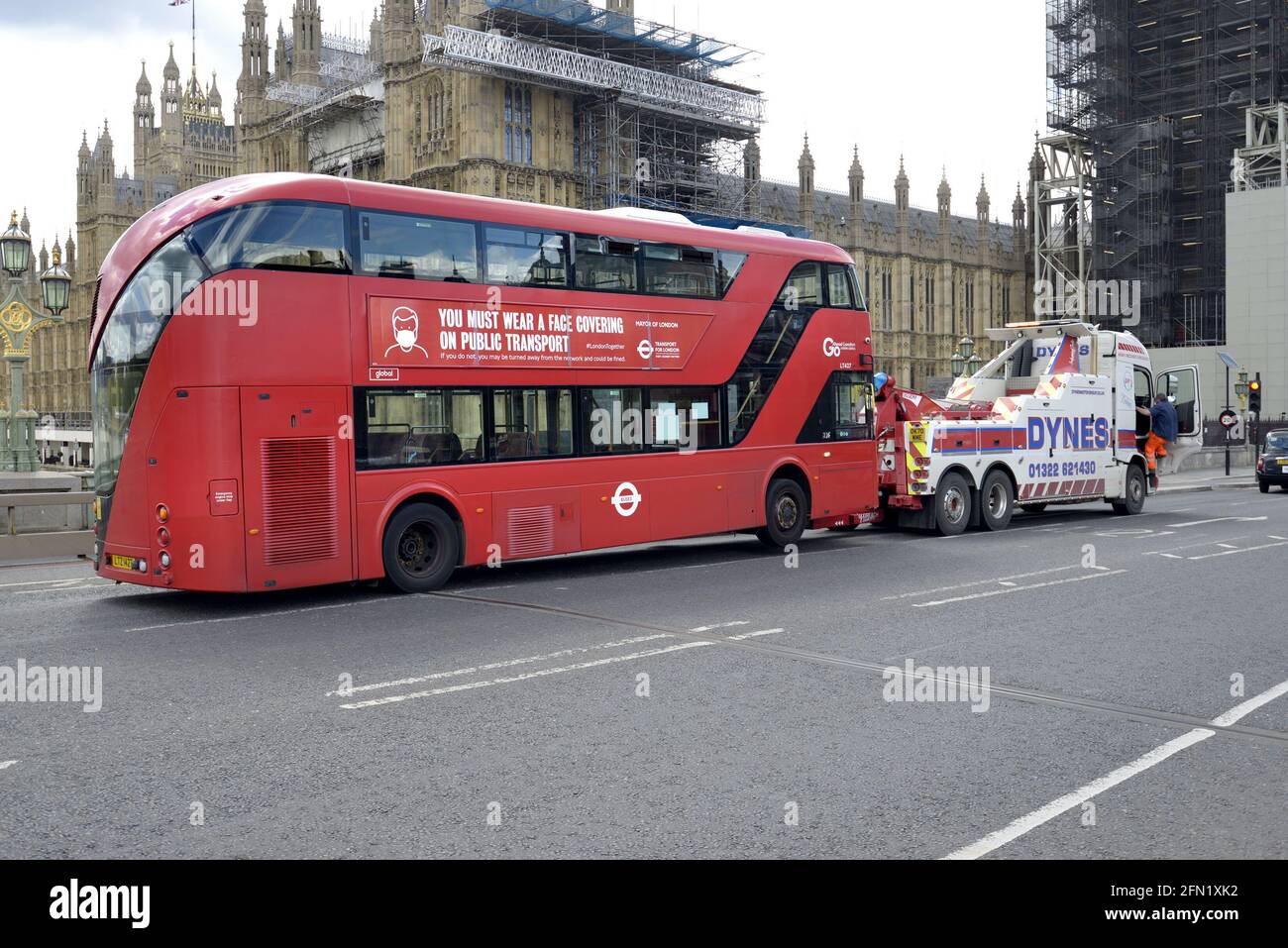 London, England, Großbritannien. Zerbrochener Doppeldeckerbus wird auf der Westminster Bridge abgeschleppt Stockfoto