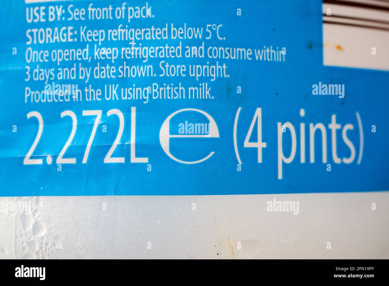 zöllige Messung 4 Pint (statt 2 Liter) britisches Etikett auf einer Flasche britischer Vollmilch Stockfoto