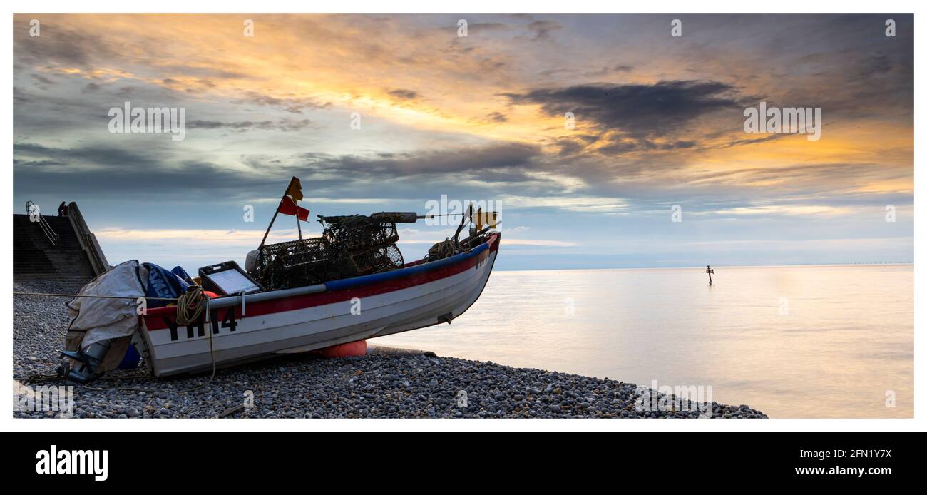 Kleines Fischerboot Sheringham Stockfoto