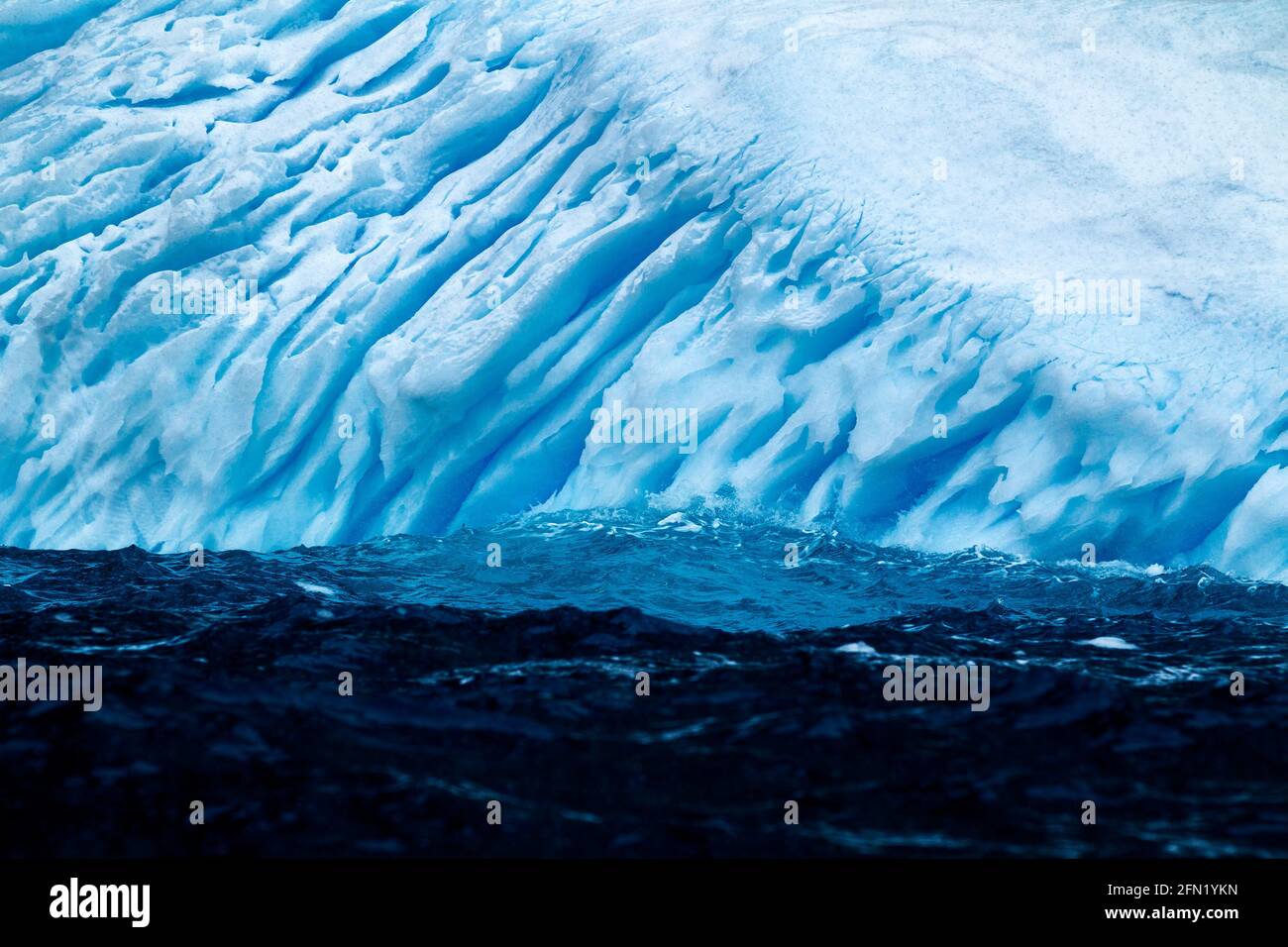 Eine Detailaufnahme eines blauen eisbergs, Antarktis. Stockfoto